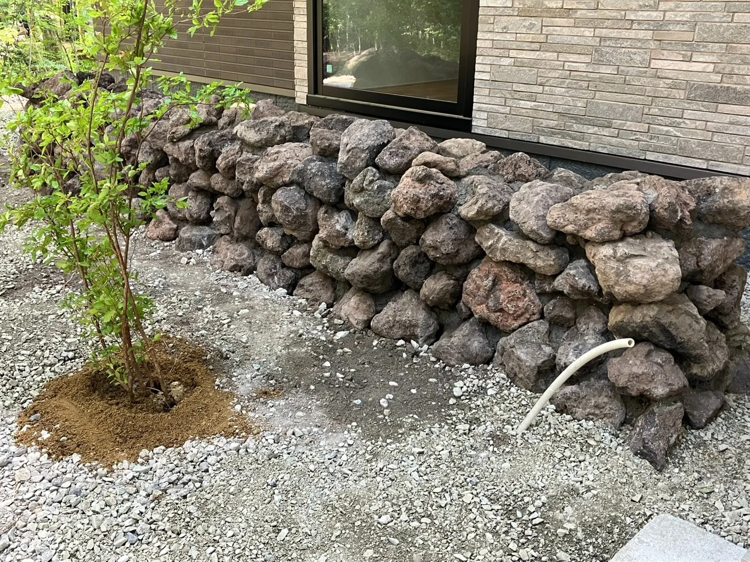 【軽井沢市】外構工事における浅間石積み